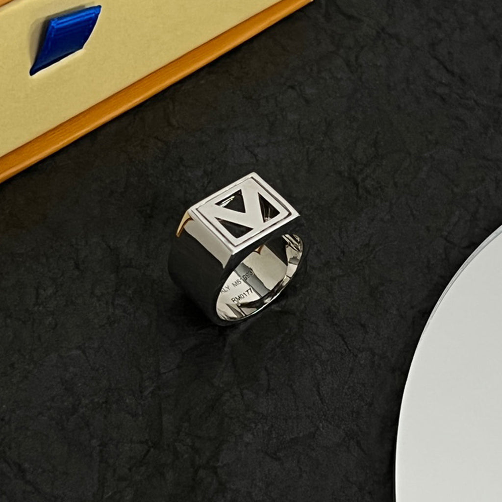 Louis Vuitton Vintage 18K Gold Ring product image 1, provided for visual reference and product detail review