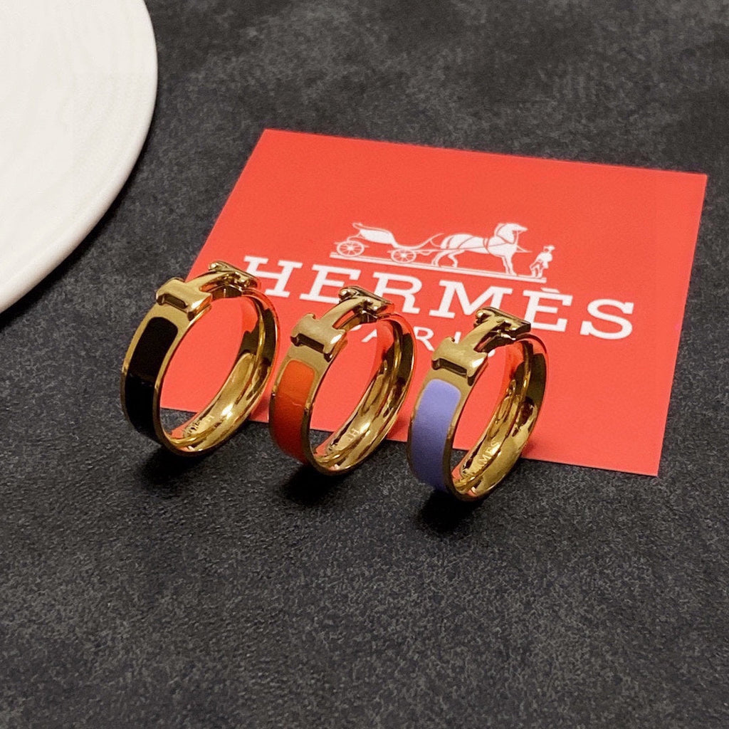 Hermes Vintage Clic 18K Gold Ring product image 11, provided for visual reference and product detail review