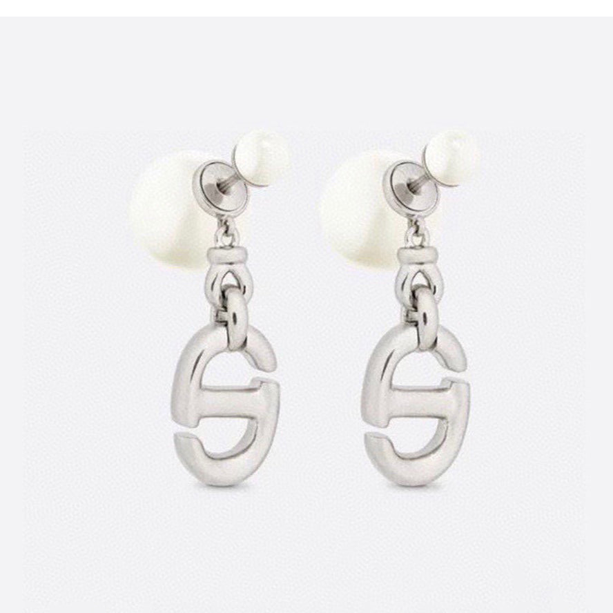 Dior 30 Montaigne 18K Gold Earrings product image 1, provided for visual reference and product detail review