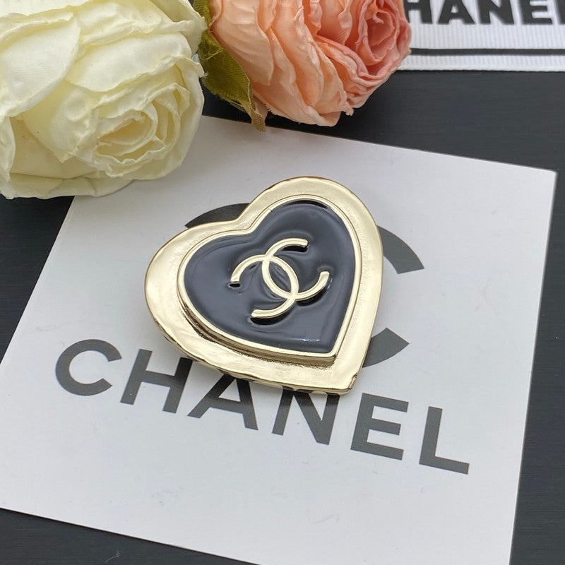 Chanel Black Heart Gold 18K Gold Brooch product image 2, provided for visual reference and product detail review
