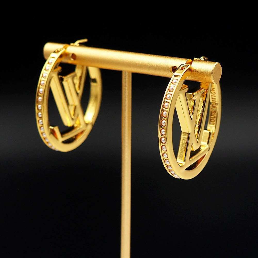 Louis Vuitton Louise Pearls 18K Gold Earrings product image 2, provided for visual reference and product detail review