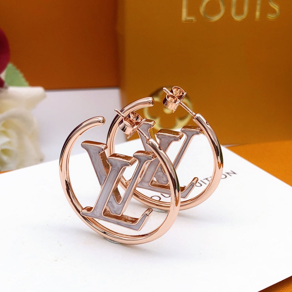 Louis Vuitton Louise Hoop Pearls 18K Gold Earrings product image 4, provided for visual reference and product detail review