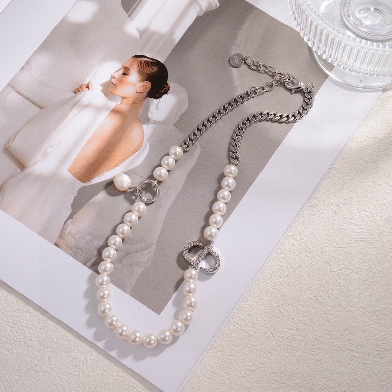 Dior 30 Montaigne Pearls 18K Gold Necklace product image 2, provided for visual reference and product detail review