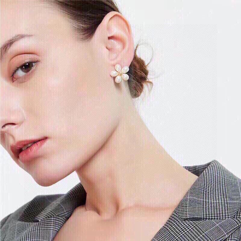 Celine Flower Pearls 18K Gold Earrings product image 2, provided for visual reference and product detail review