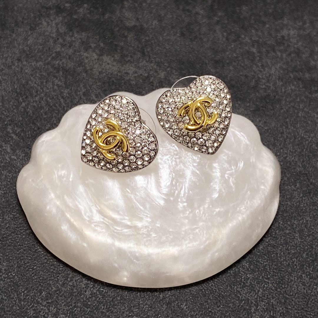 Chanel Heart Diamonds 18K Gold Earrings product image 4, provided for visual reference and product detail review