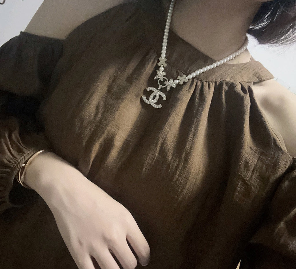 Chanel Pearls Chain 18K Gold Necklace product image 2, provided for visual reference and product detail review