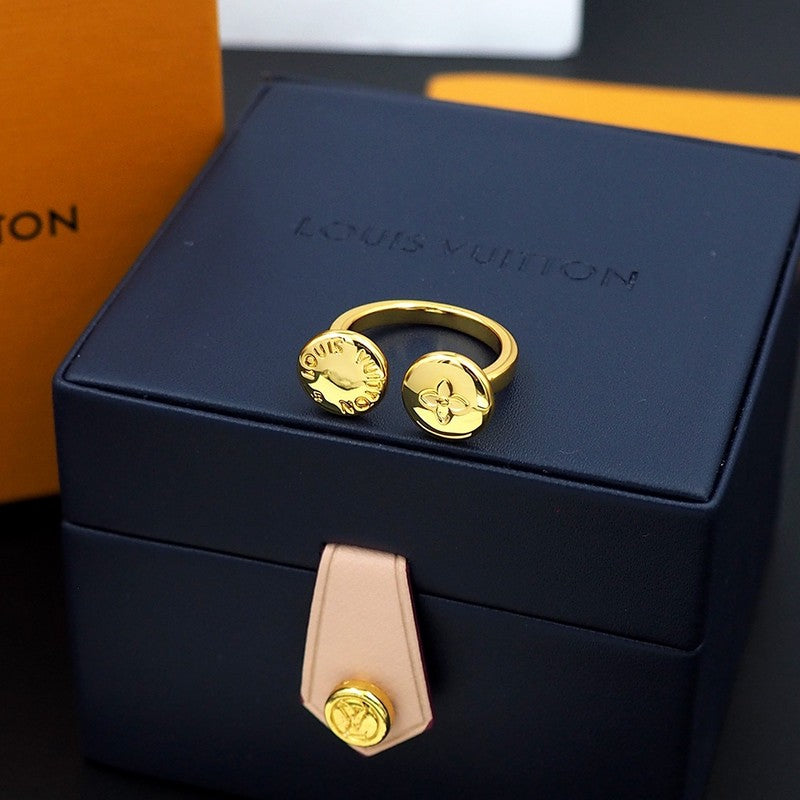Louis Vuitton Studs 18K Gold Ring product image 6, provided for visual reference and product detail review