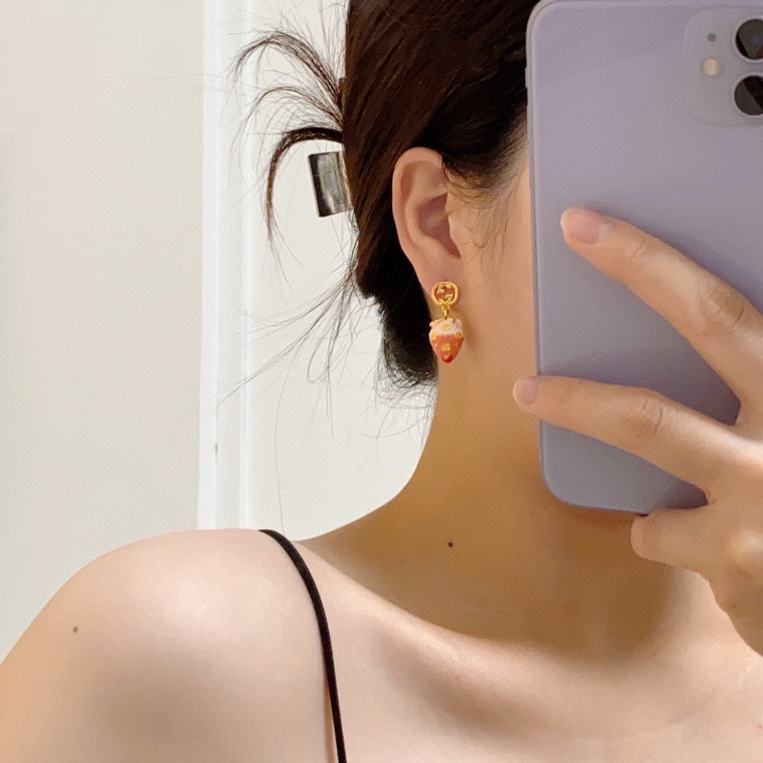 Gucci Double Strawberry 18K Gold Earrings product image 4, provided for visual reference and product detail review