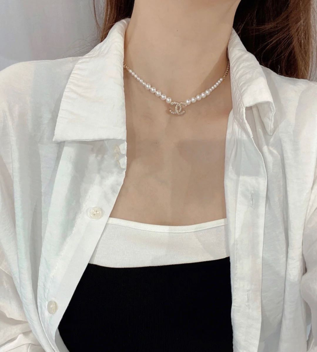 Chanel Pearls Choker 18K Gold Necklace product image 2, provided for visual reference and product detail review