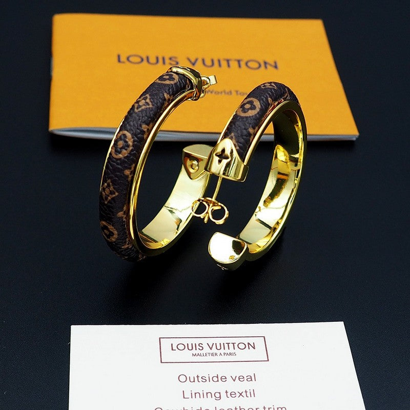 Louis Vuitton Signature 18K Gold Earrings product image 6, provided for visual reference and product detail review
