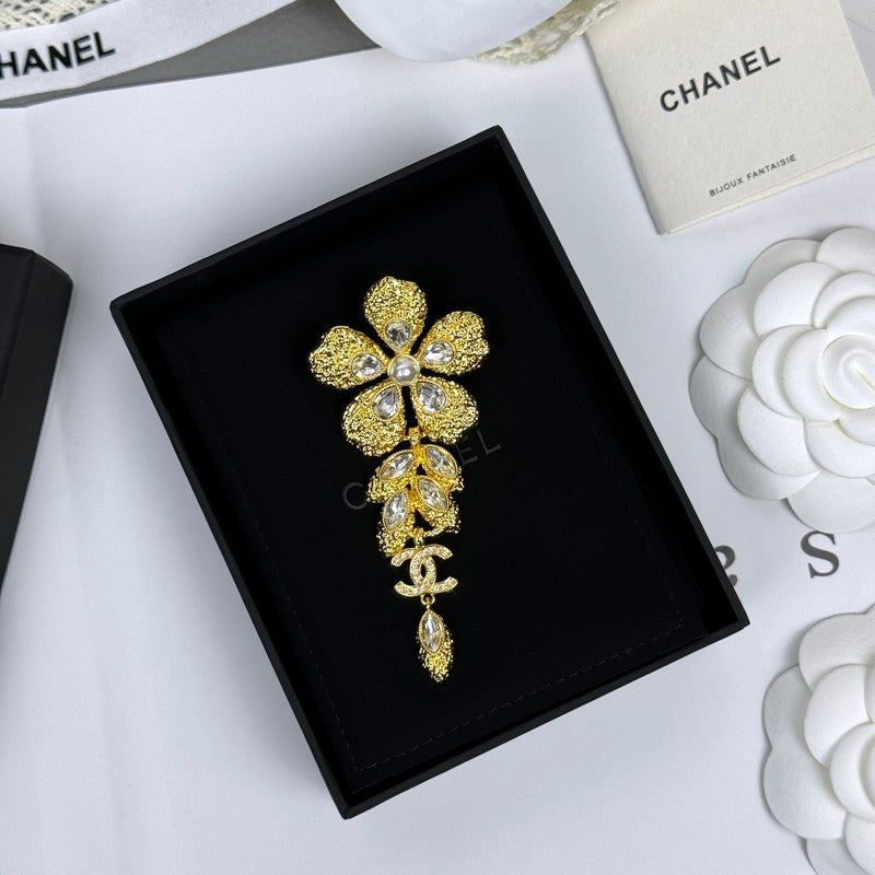 Chanel 26C Flower Crystal Drop Gold 18K Gold Brooch product image 3, provided for visual reference and product detail review