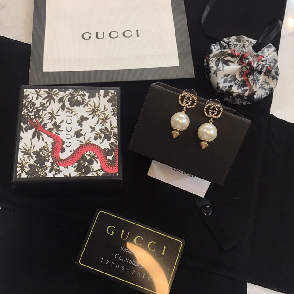 Gucci Double Pearl Pendant 18K Gold Earrings product image 8, provided for visual reference and product detail review
