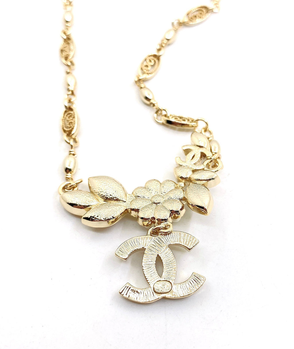 Chanel Flower Pendant 18K Gold Necklace product image 2, provided for visual reference and product detail review