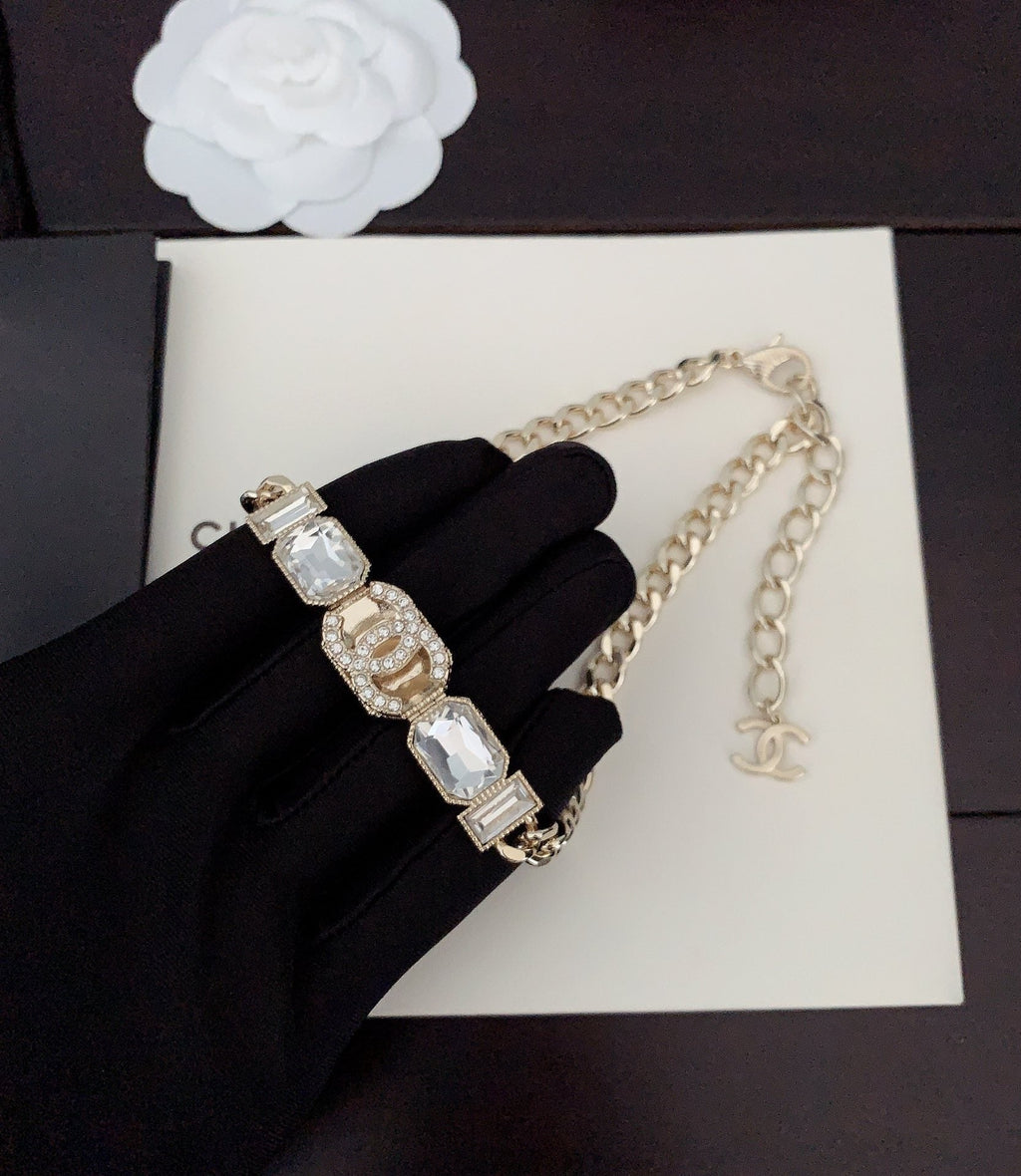 Chanel Pearls Crystals Vintage 18K Gold Necklace product image 2, provided for visual reference and product detail review