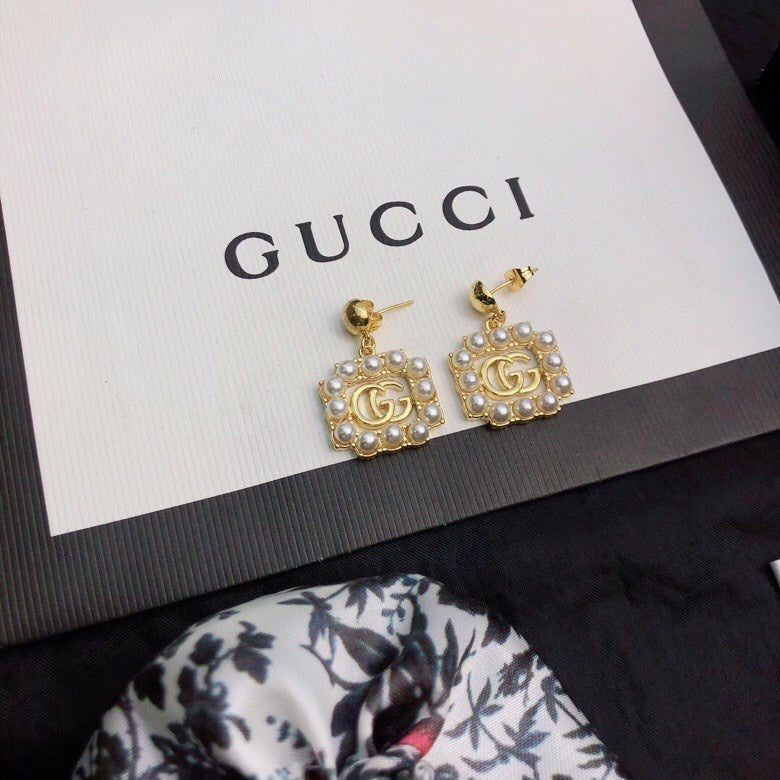 Gucci Double Square Pearls 18K Gold Earrings product image 8, provided for visual reference and product detail review