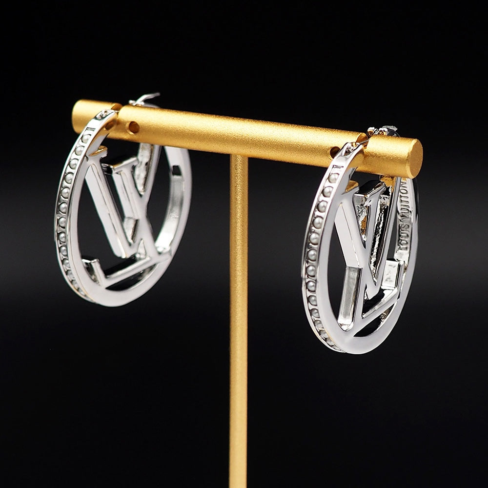 Louis Vuitton Louise Pearls 18K Gold Earrings product image 6, provided for visual reference and product detail review