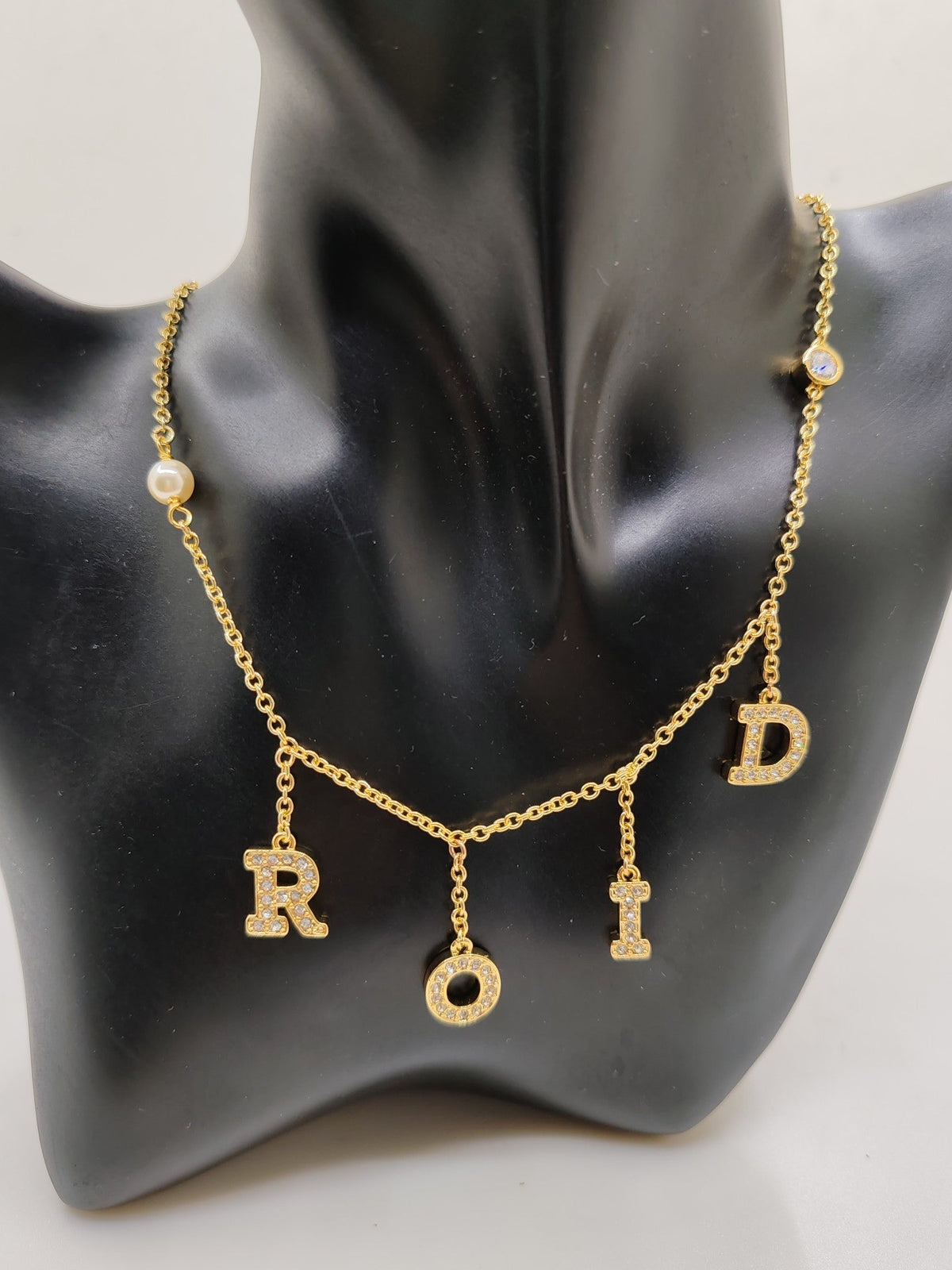 Dior 30 Montaigne 18K Gold Necklace product image 2, provided for visual reference and product detail review