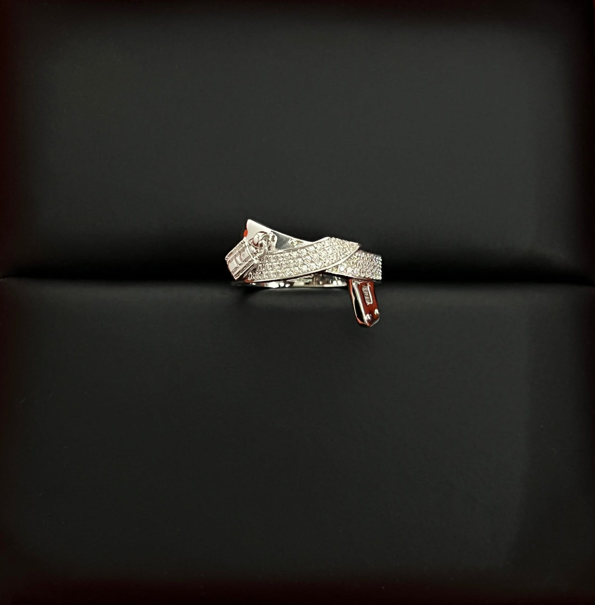 Hermes Kelly Gavroche Diamonds 18K Gold Ring product image 4, provided for visual reference and product detail review