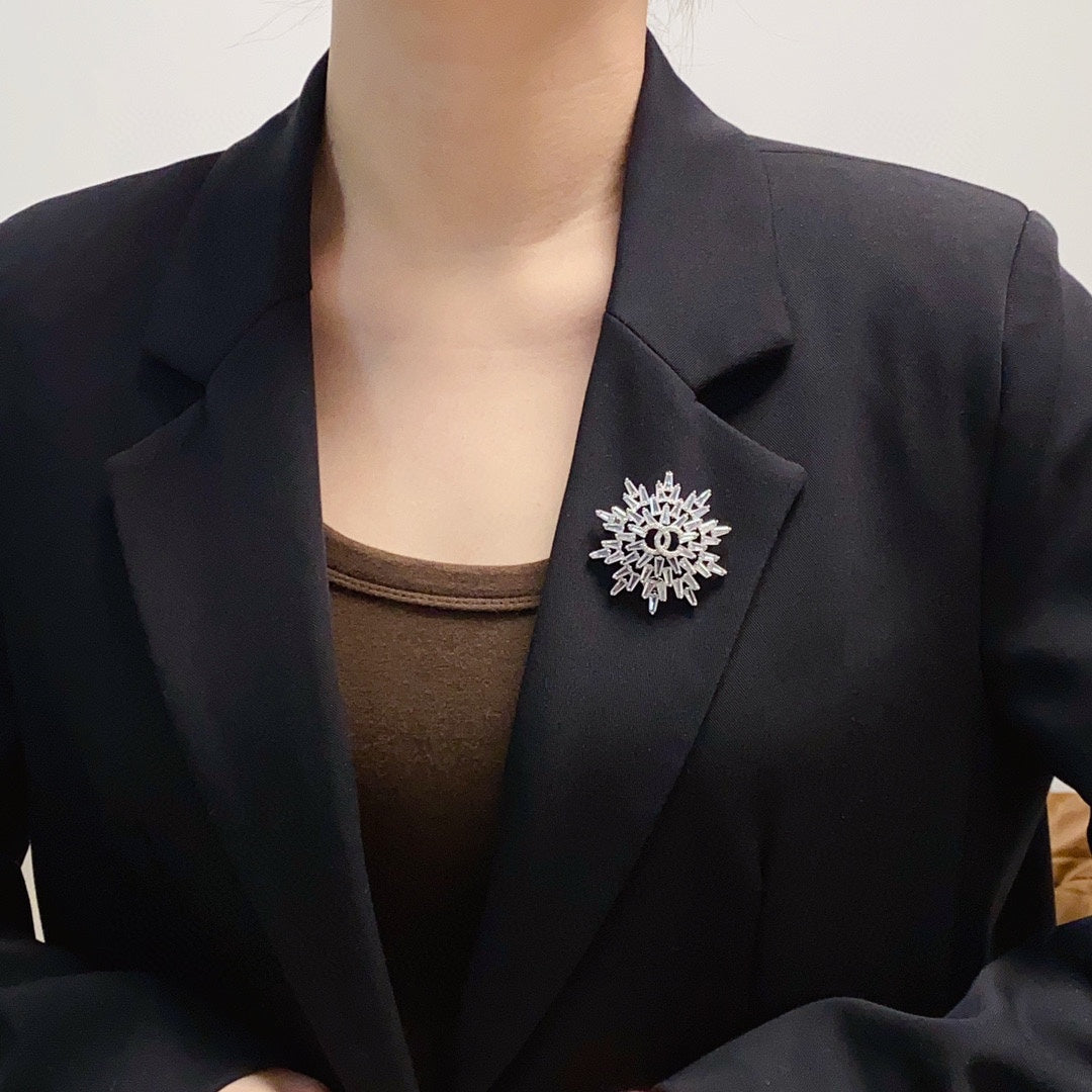 Chanel Snow Flower 18K Gold Brooch product image 2, provided for visual reference and product detail review