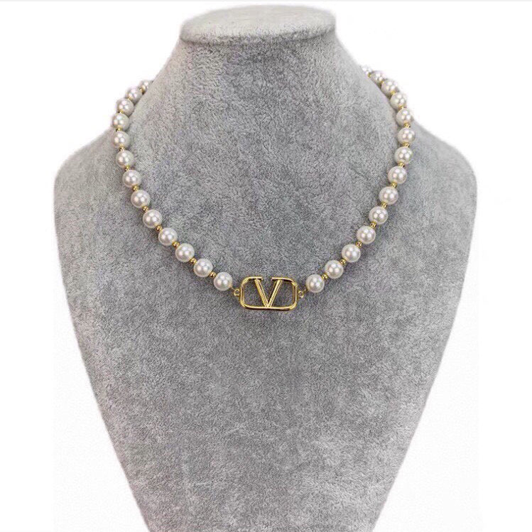VLogo Pearls Choker 18K Gold Necklace product image 3, provided for visual reference and product detail review