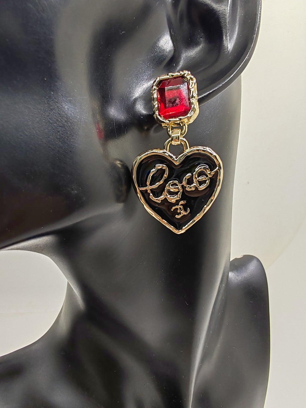 Chanel Heart 18K Gold Earrings product image 4, provided for visual reference and product detail review