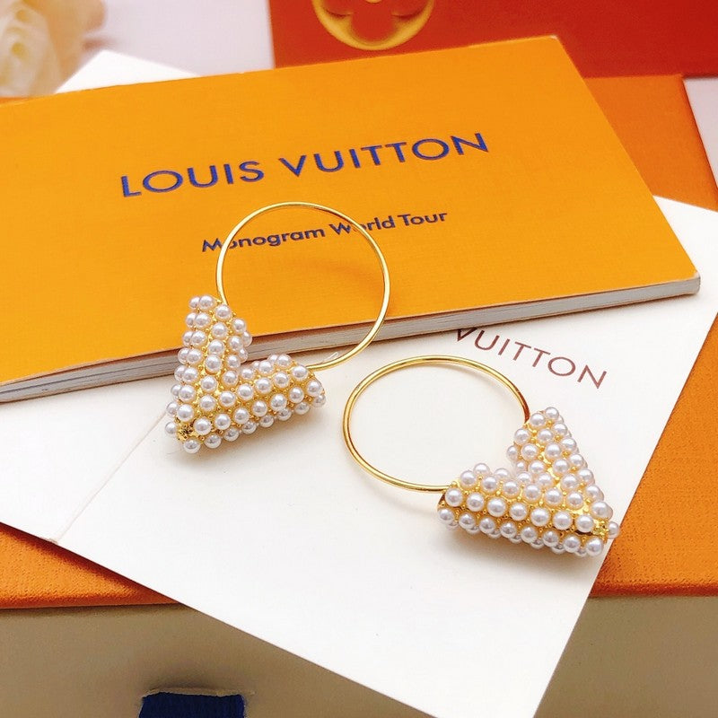 Louis Vuitton Essential V Perle Hoop 18K Gold Earrings product image 4, provided for visual reference and product detail