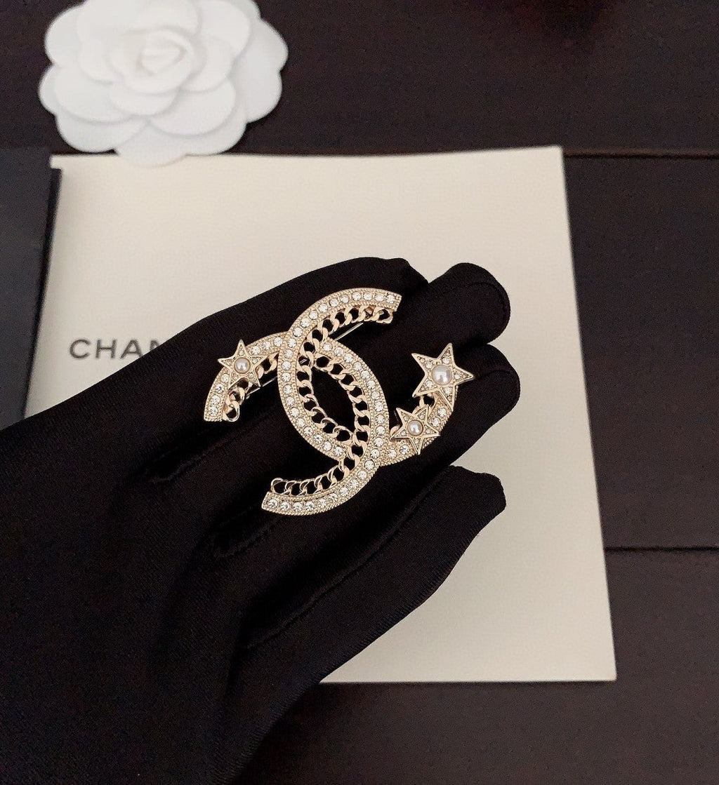 Chanel Star Crystal 18K Gold Brooch product image 2, provided for visual reference and product detail review