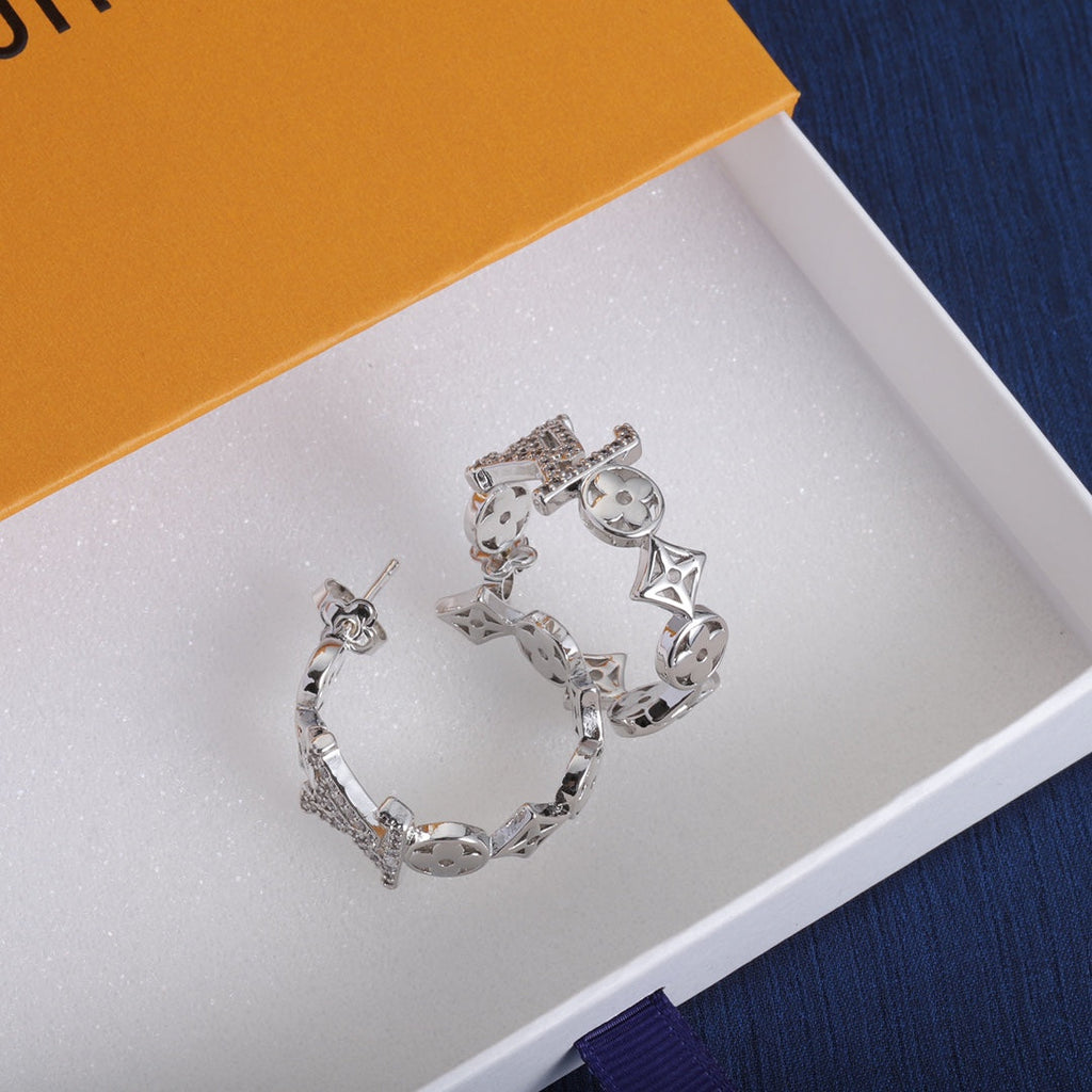 Louis Vuitton Script Diamonds 18K Gold Earrings product image 3, provided for visual reference and product detail review