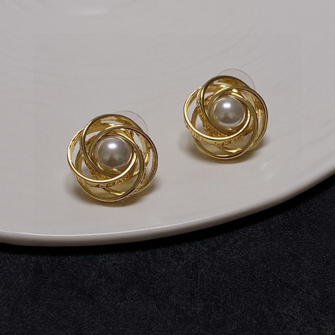 Chanel Pearl 18K Gold Earrings product image 2, provided for visual reference and product detail review