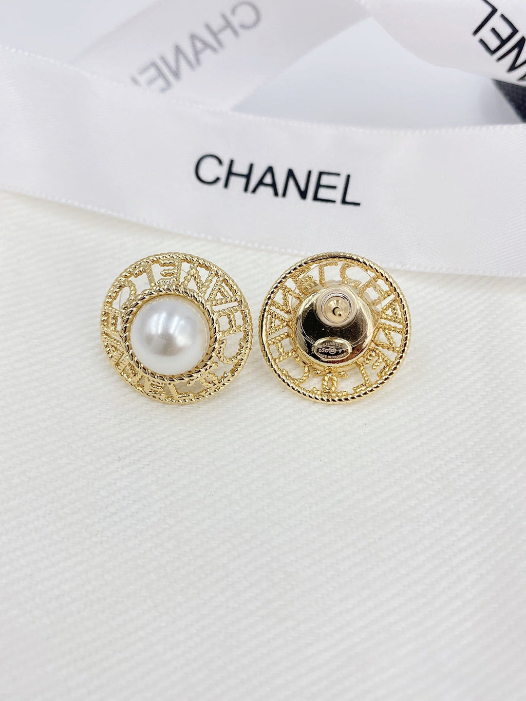 Chanel Pearl Round 18K Gold Earrings product image 2, provided for visual reference and product detail review