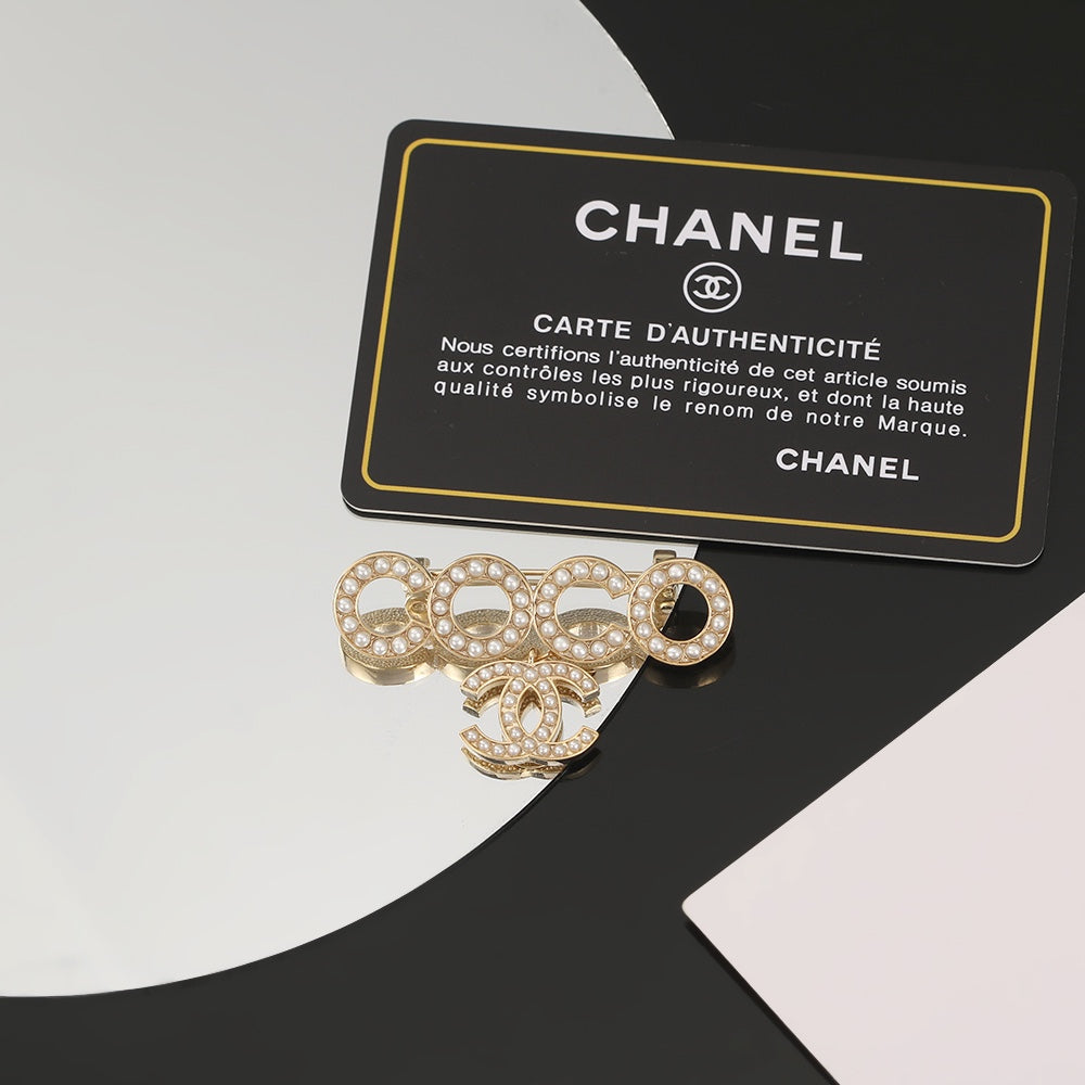 Chanel Coco Crush Pearls 18K Gold Brooch product image 3, provided for visual reference and product detail review