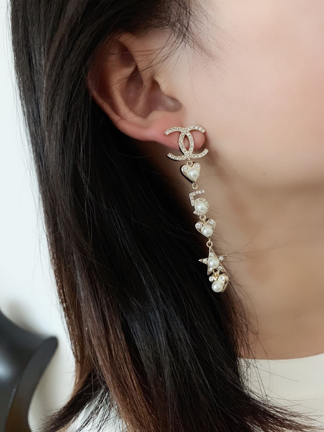 Chanel Pearl Heart 18K Gold Earrings product image 2, provided for visual reference and product detail review