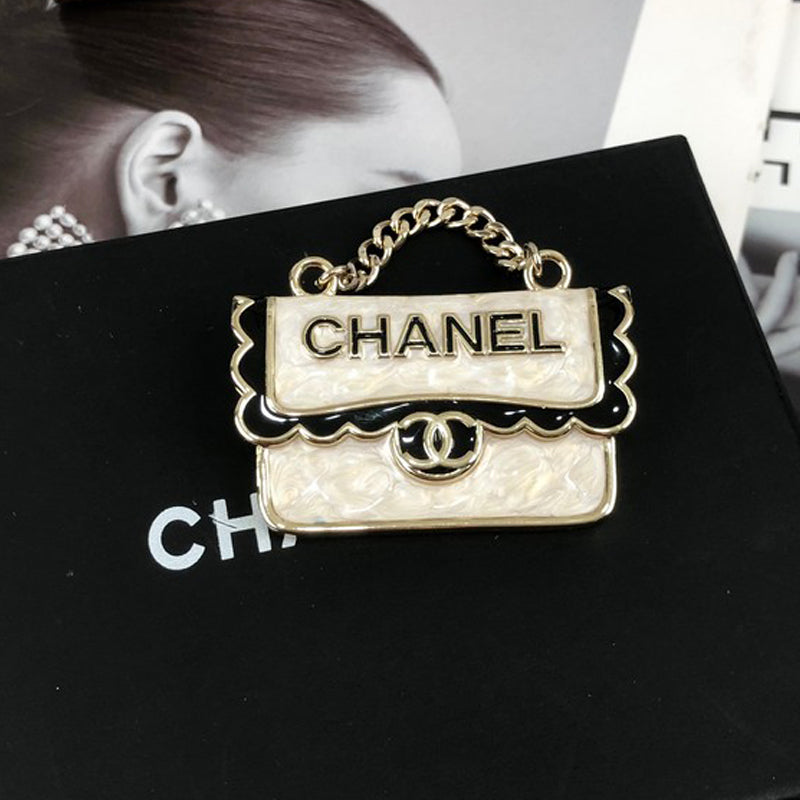 Chanel White Bag 18K Gold Brooch product image 1, provided for visual reference and product detail review