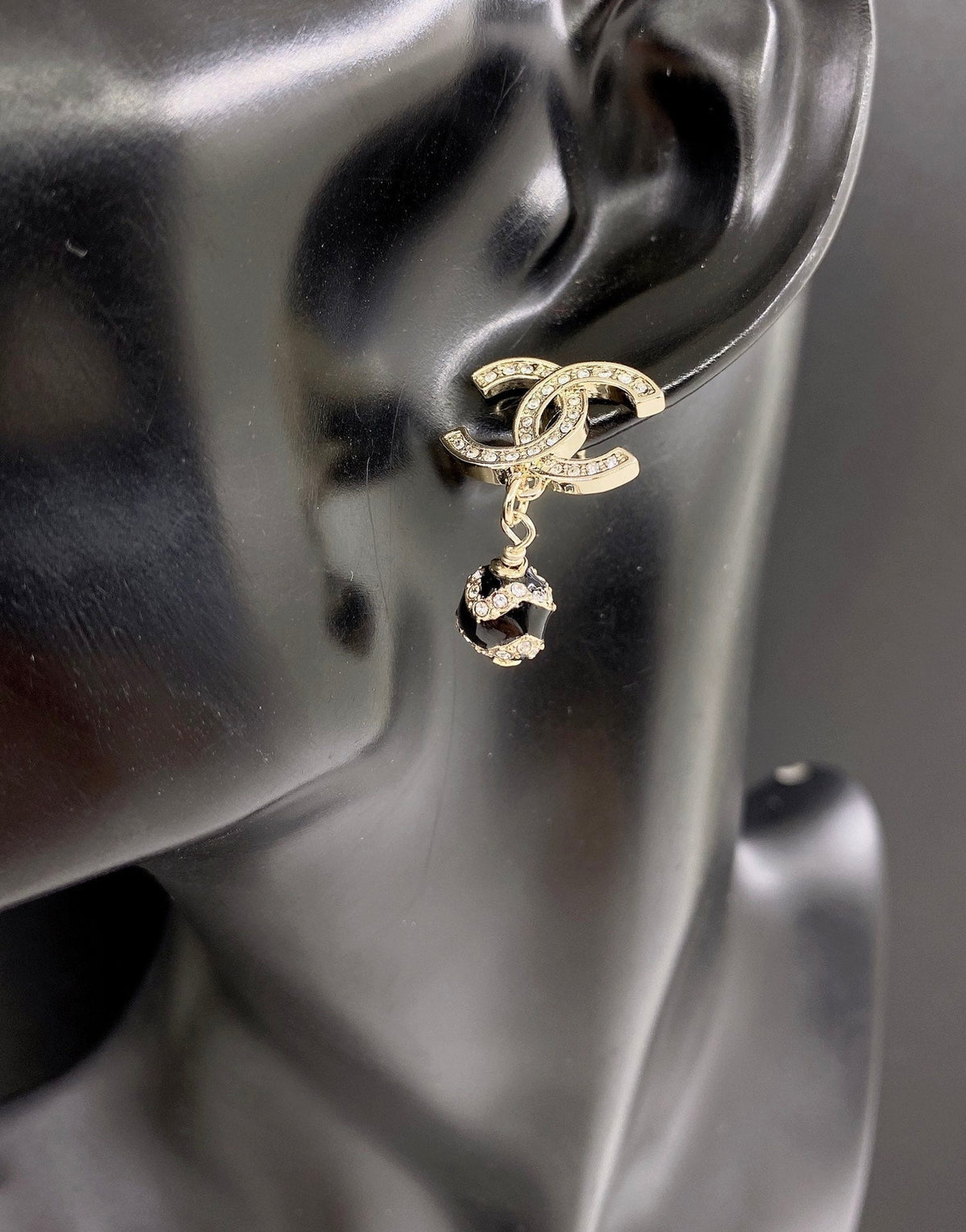 Chanel Pearl Pendant 18K Gold Earrings product image 2, provided for visual reference and product detail review
