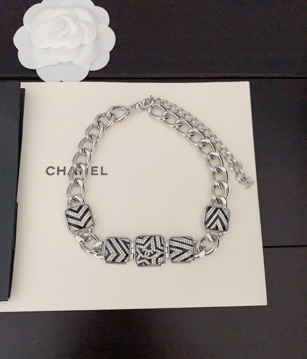 Chanel Star Diamonds 18K Gold Necklace product image 2, provided for visual reference and product detail review