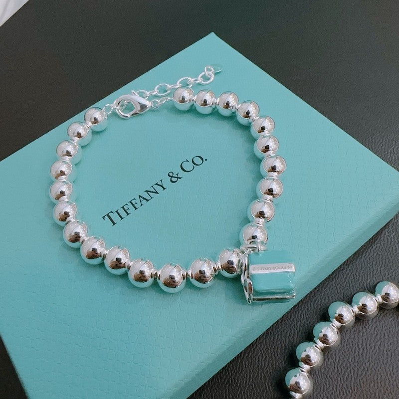Tiffany Return to Blue Gift Box 18K Gold Bracelet product image 4, provided for visual reference and product detail review