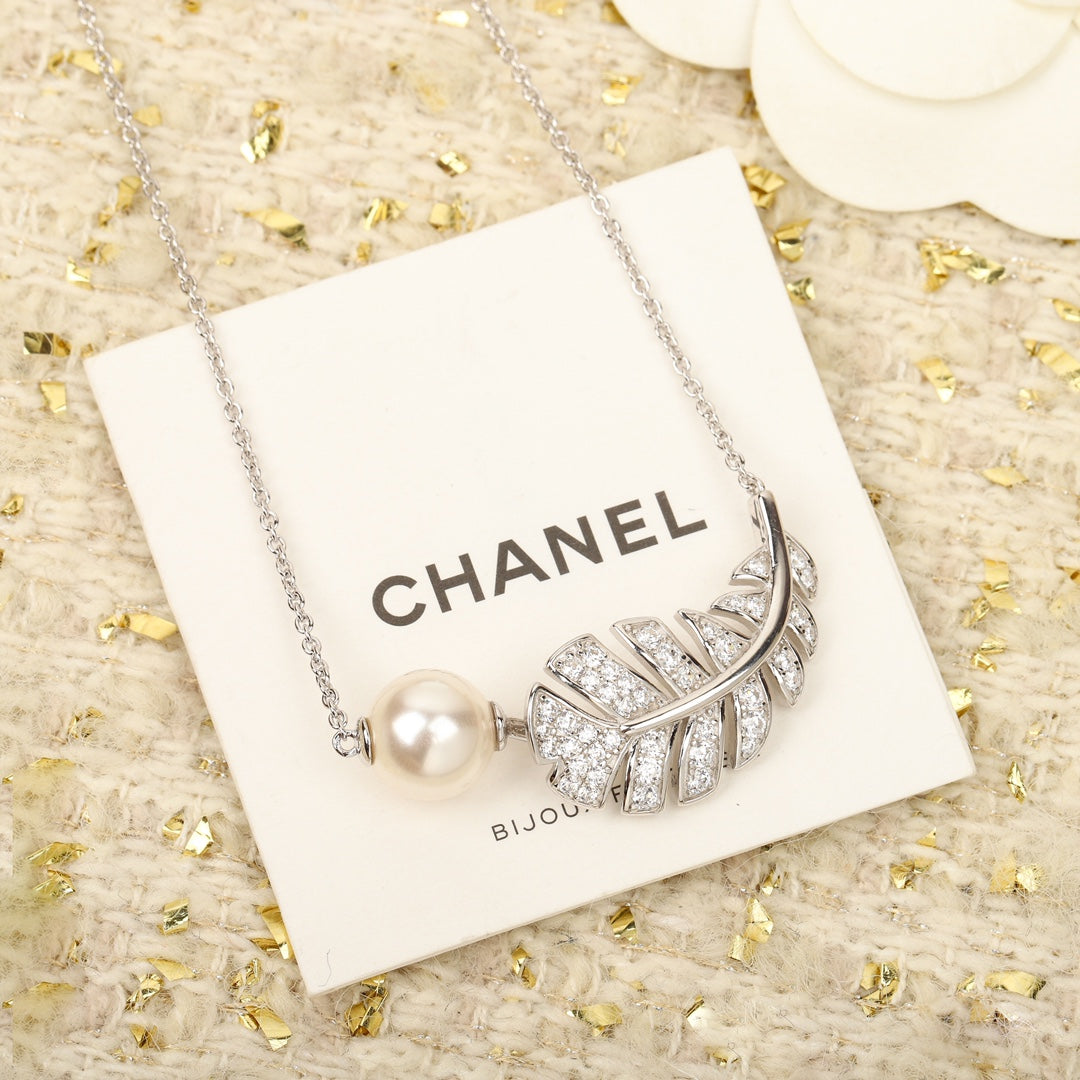 Chanel Plume De 18K Gold Necklace product image 5, provided for visual reference and product detail review