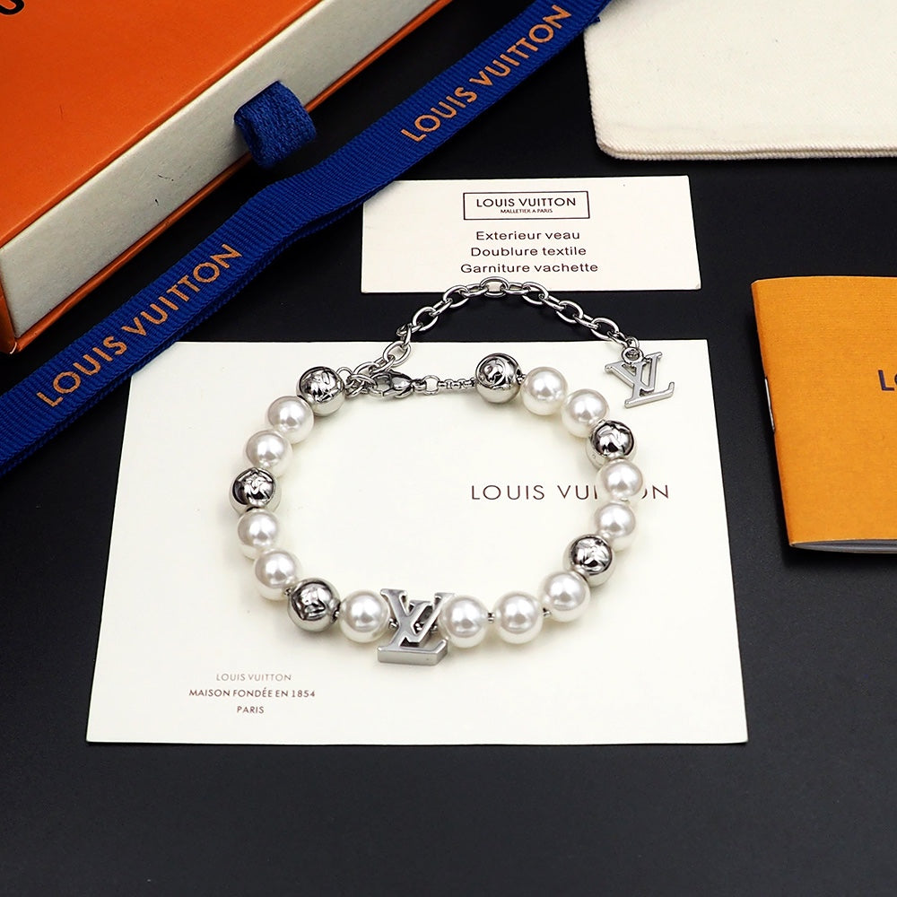 Louis Vuitton Monogram White Pearls 18K Gold Bracelet product image 2, provided for visual reference and product detail