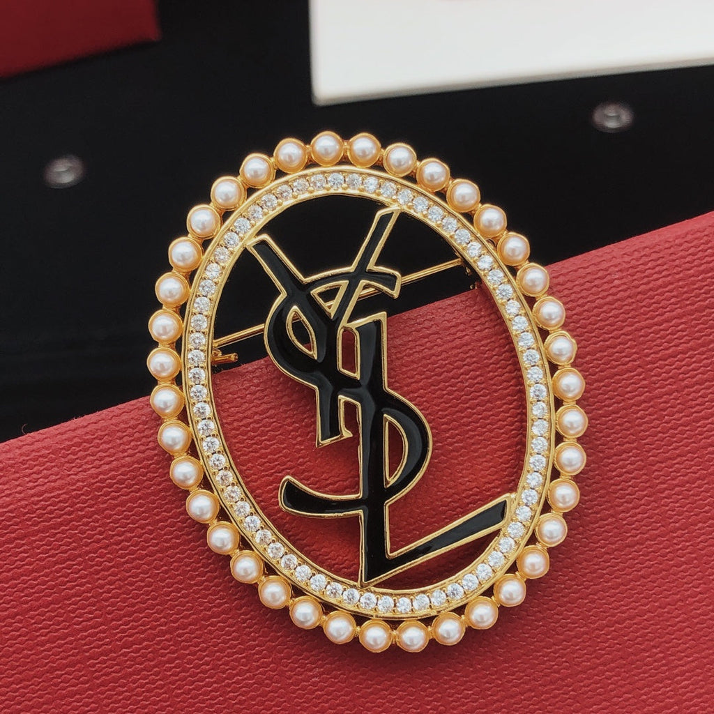Oval Pearls 18K Gold Brooch product image 3, provided for visual reference and product detail review