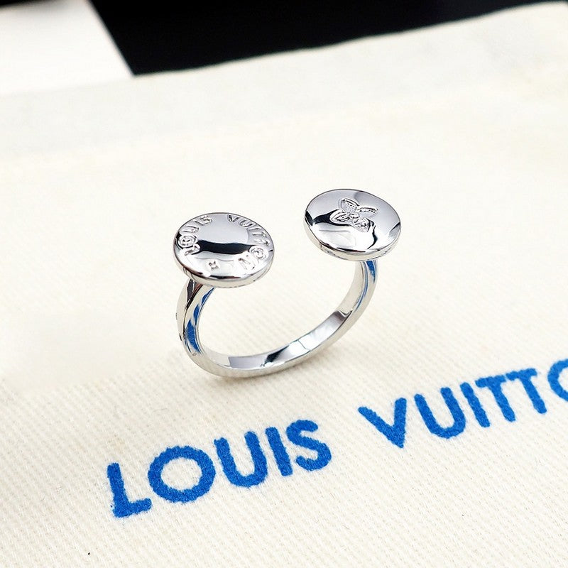 Louis Vuitton Studs 18K Gold Ring product image 3, provided for visual reference and product detail review
