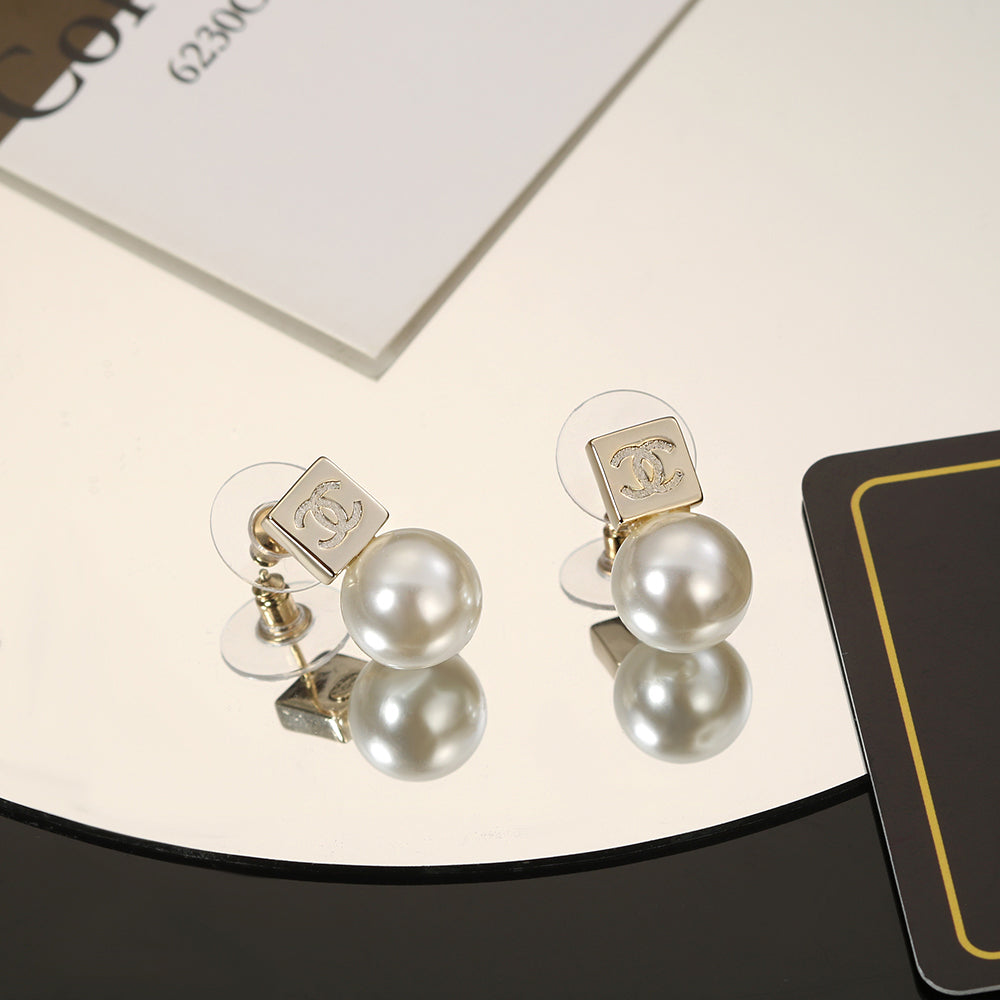 Chanel Pearls 18K Gold Earrings product image 5, provided for visual reference and product detail review