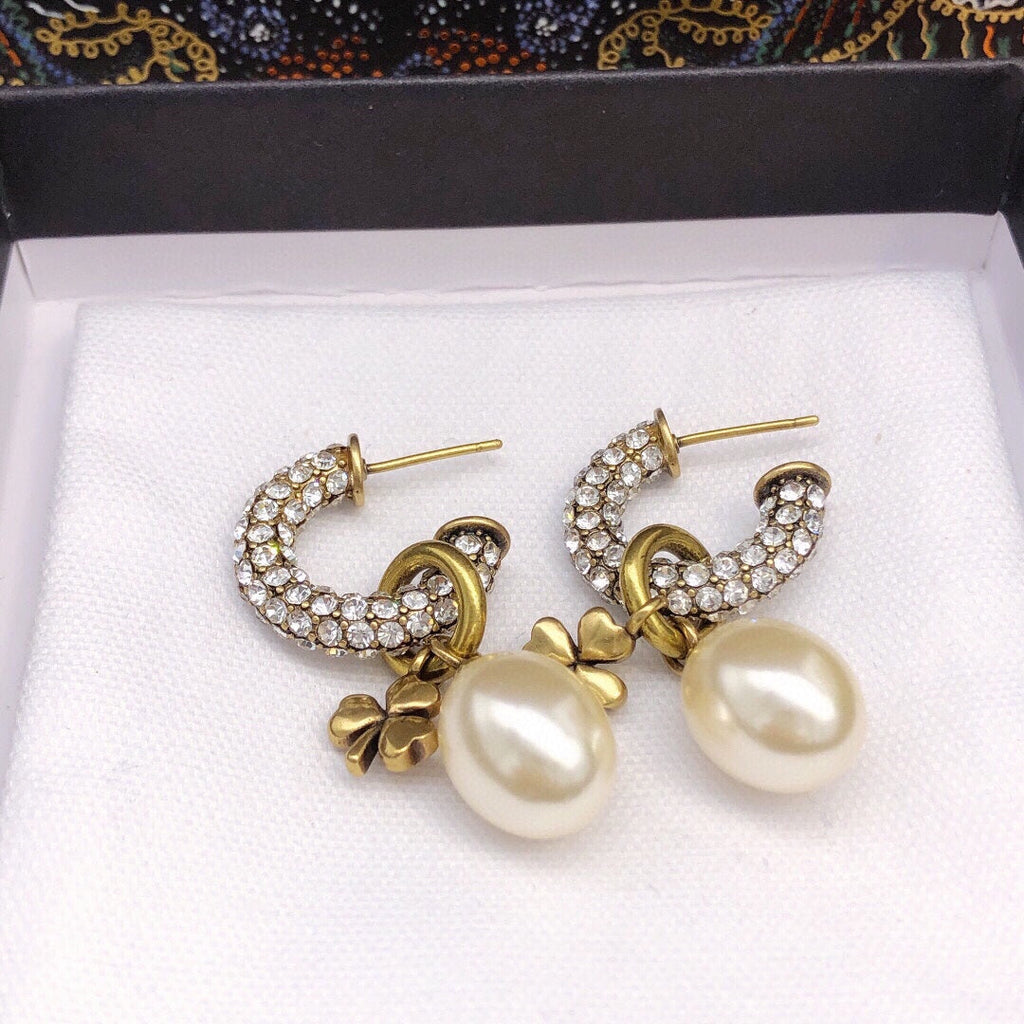 Dior March Grass Pearl Crystals 18K Gold Earrings product image 1, provided for visual reference and product detail review