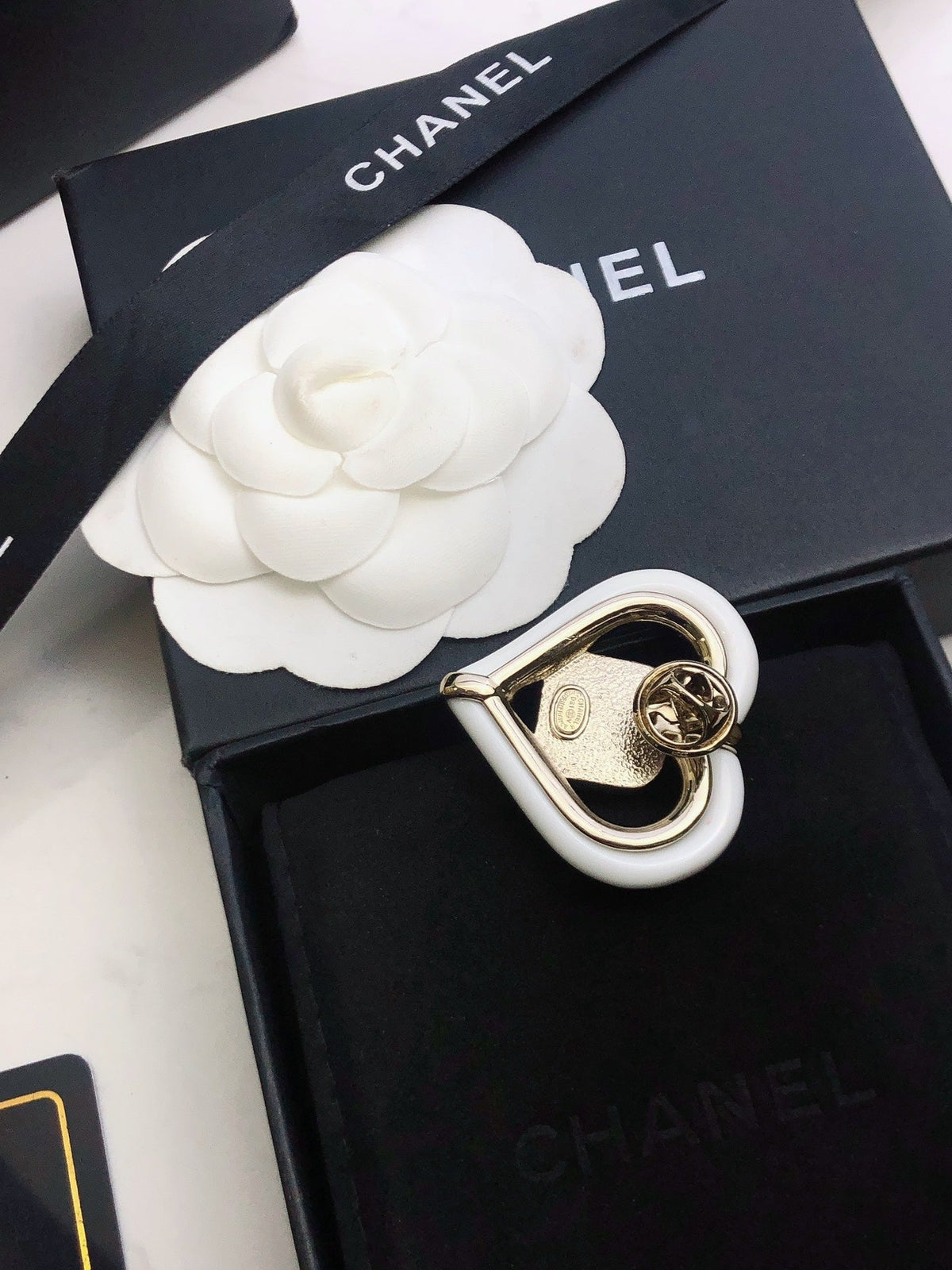Chanel Heart 18K Gold Brooch product image 2, provided for visual reference and product detail review