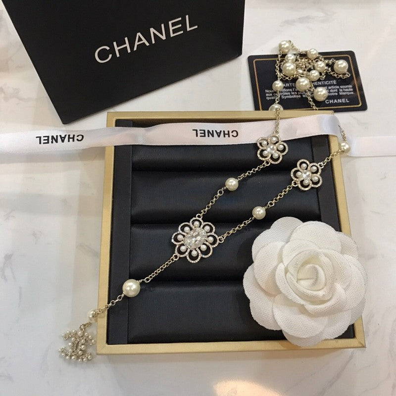 Chanel Flowers Pearl Long 18K Gold Necklace product image 5, provided for visual reference and product detail review