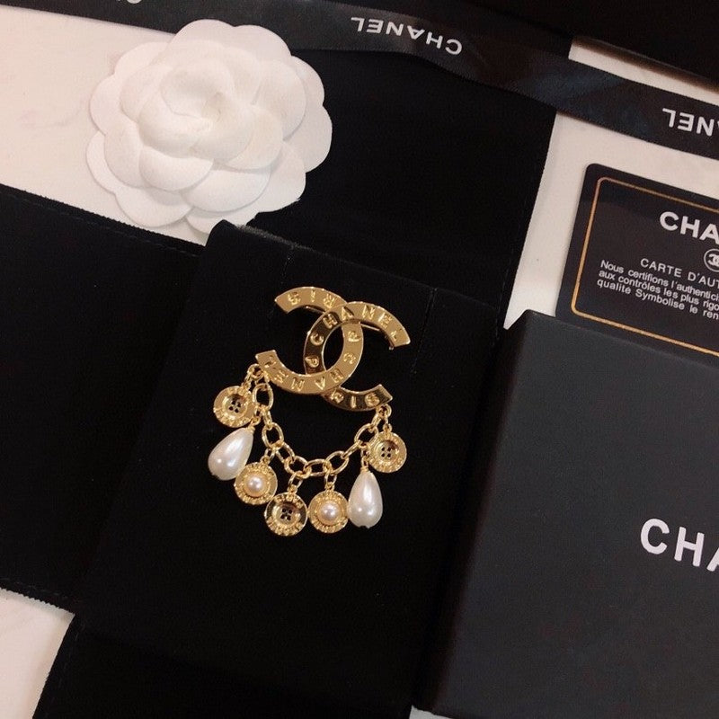Chanel Pearl Pendant 18K Gold Brooch product image 4, provided for visual reference and product detail review