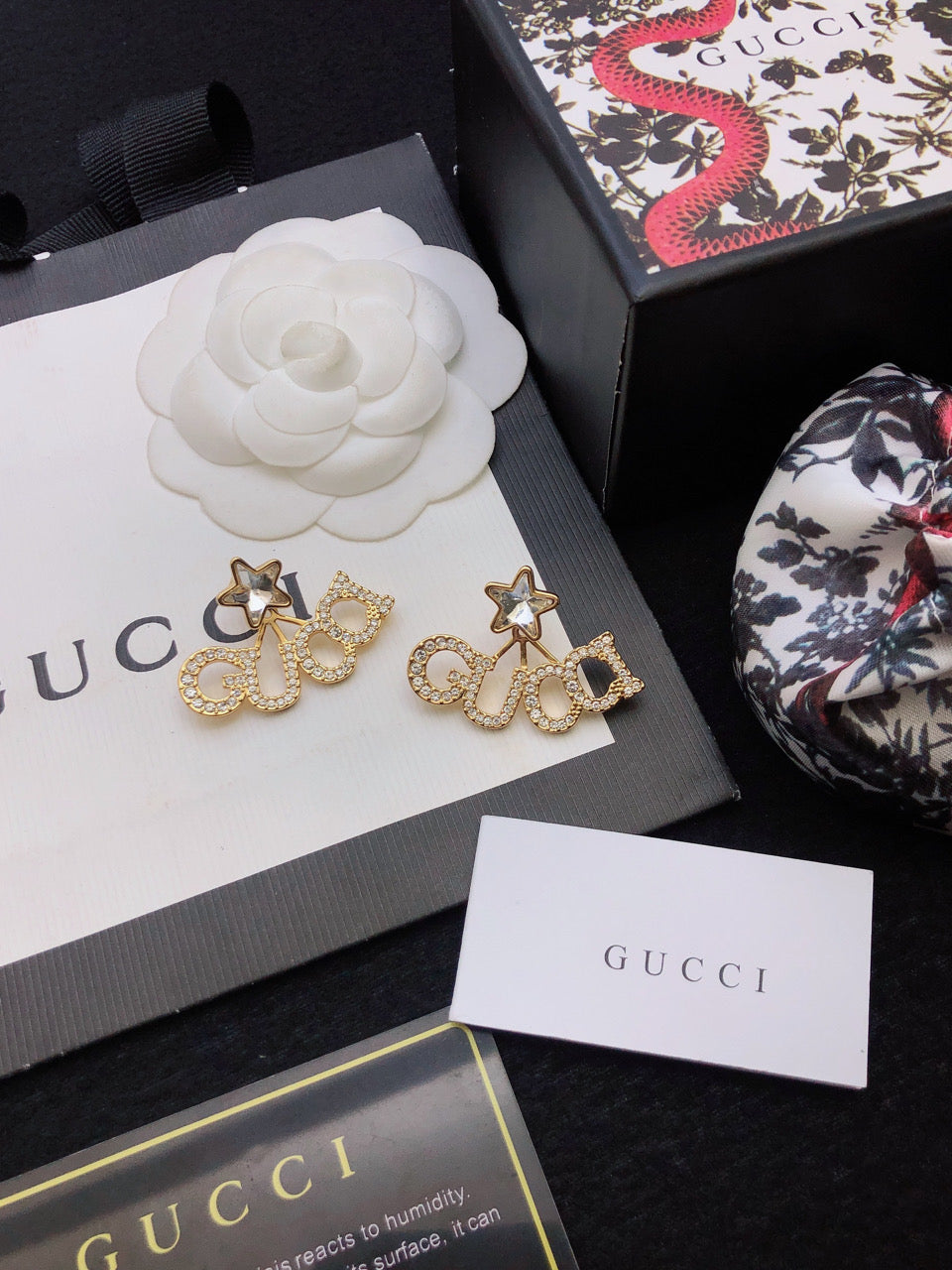 Gucci Double Script Star 18K Gold Earrings product image 3, provided for visual reference and product detail review