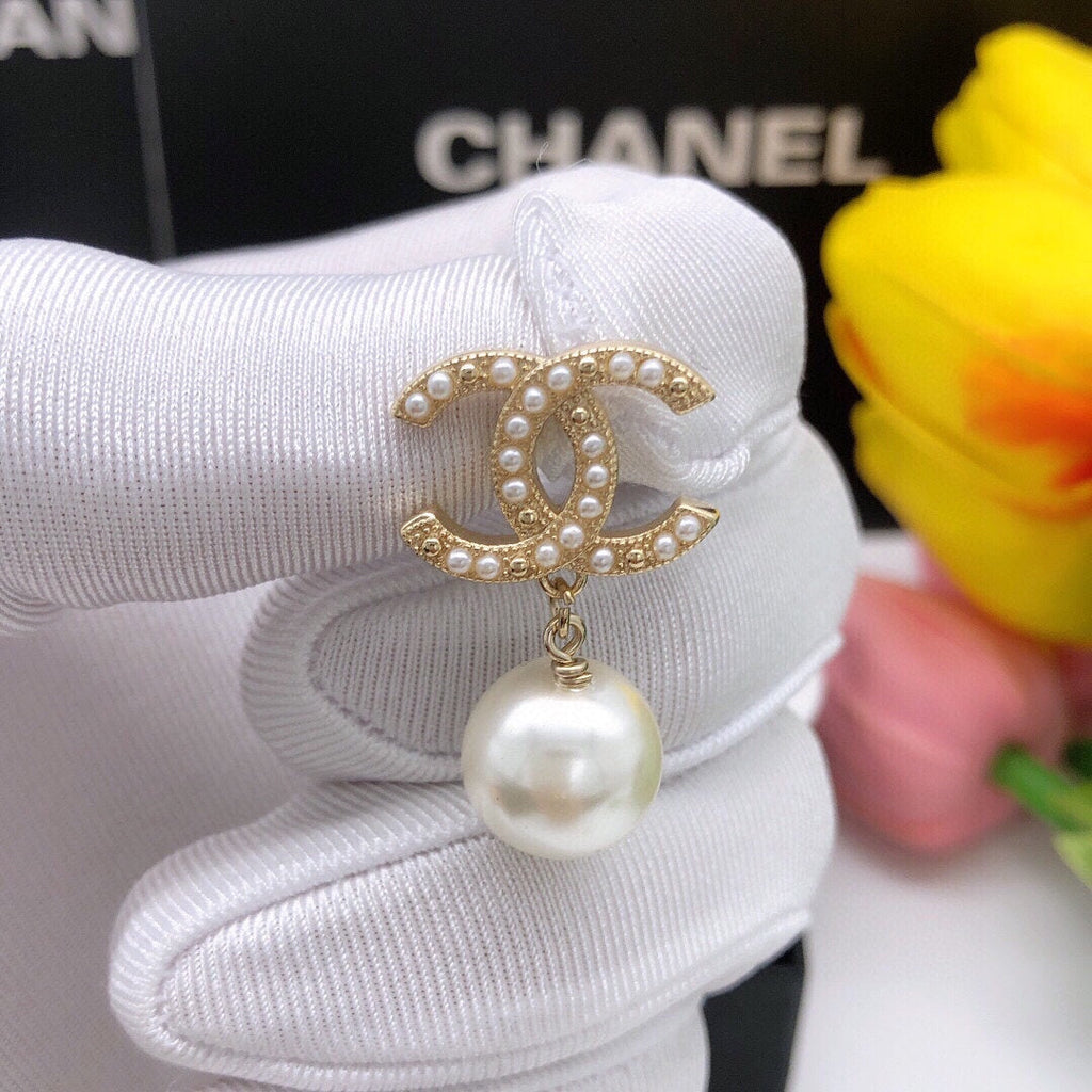 Chanel Pearl Drop 18K Gold Earrings product image 5, provided for visual reference and product detail review