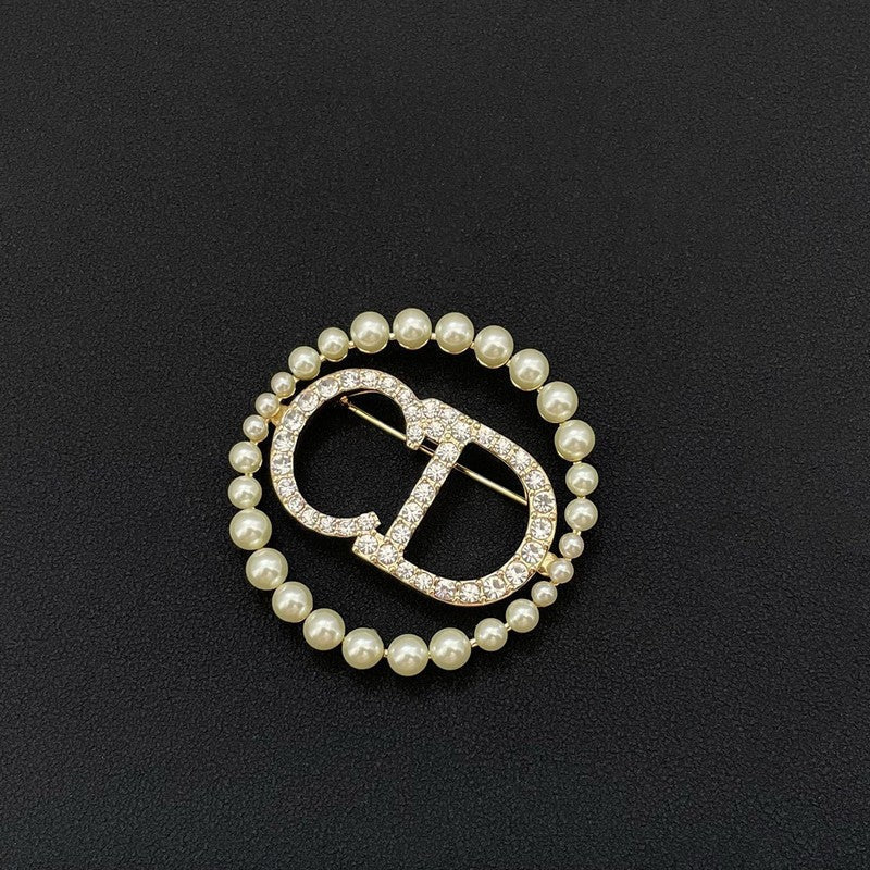 Dior Pearls 18K Gold Brooch product image 2, provided for visual reference and product detail review