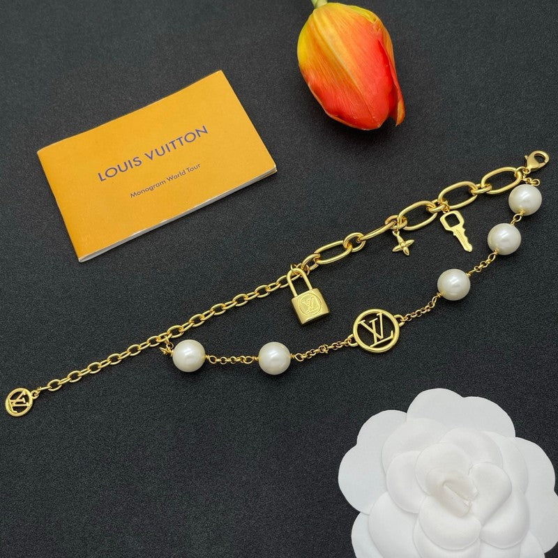 Louis Vuitton Pearl Lock Gold 18K Gold Bracelet product image 5, provided for visual reference and product detail review