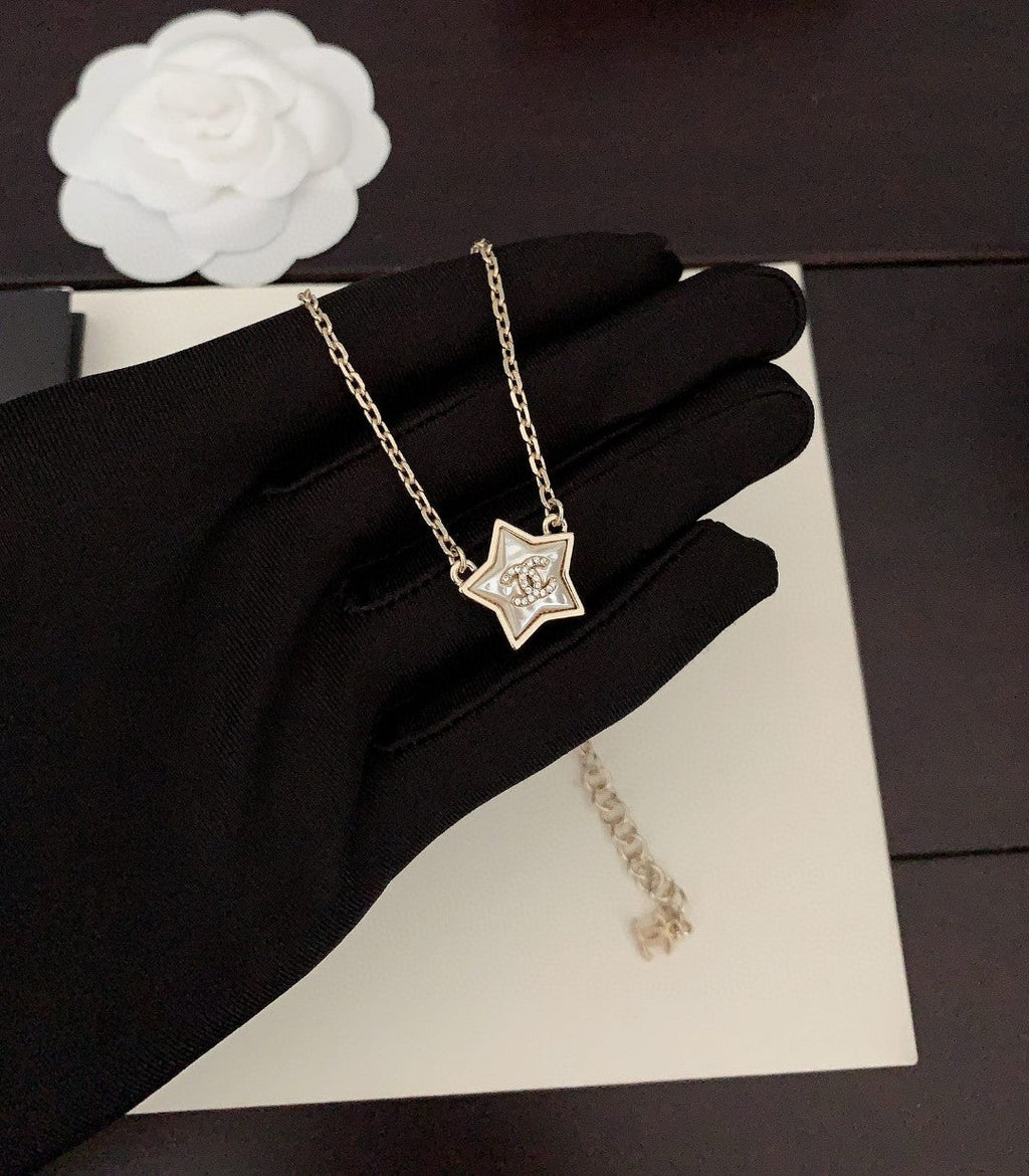 Chanel Star Pearl 18K Gold Necklace product image 2, provided for visual reference and product detail review